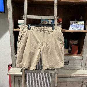 Vineyard Vines performance breaker shorts size 35